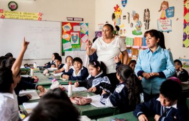 Docentes y estudiantes de la escuela peruana