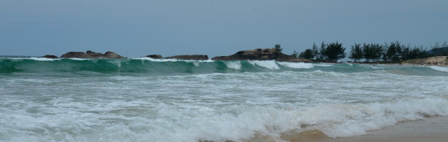 Praia brasileira com mar revolto